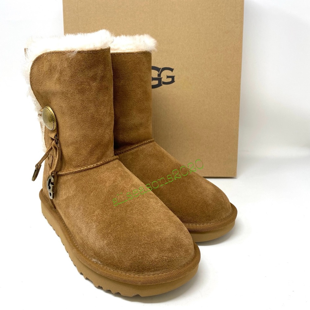UGG Bailey Button Charm Women’s Boots Suede CheTan - Picture 3 of 10